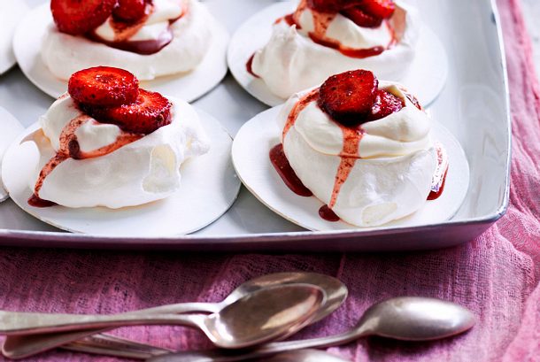 Mini-Pavlovas mit mariniertem Beeren-Mudra Rezept