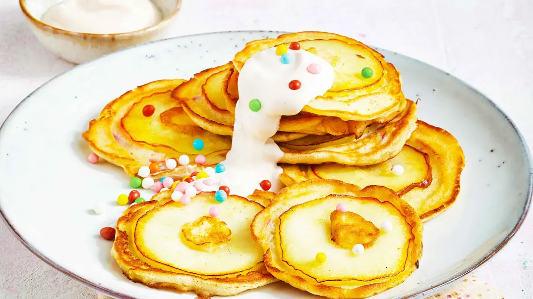 Mini-Pfannkuchen mit Apfel und Quarkcreme Rezept - Foto: Image Professionals Mini-Pfannkuchen mit Apfel und Quarkcreme Rezept - Foto: Image Professionals