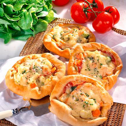 Mini-Pizzas mit Rahmgemüse Rezept