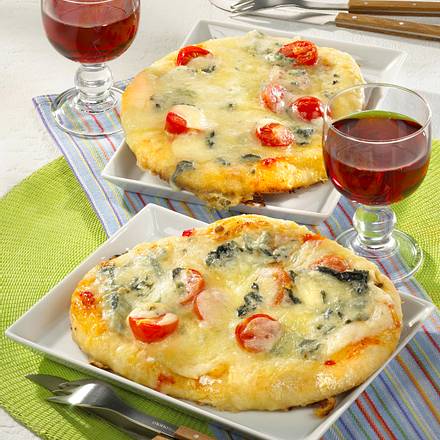 Mini-Pizzas mit zweierlei Käse Rezept