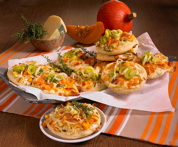 Mini-Pizzen mit Kürbis, Porree und Käse Rezept Mini-Pizzen mit Kürbis, Porree und Käse Rezept