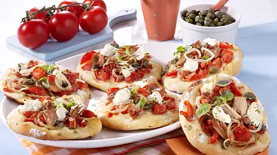 Mini-Pizzen mit Thunfisch Rezept - Foto: LECKER @ Bauer Media Group