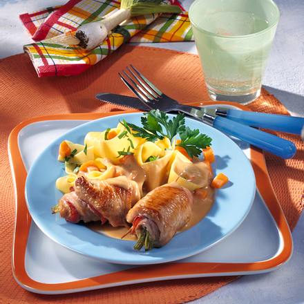 Mini-Putenrouladen mit Schinken und Lauchzwiebeln, Möhren und Nudeln Rezept Mini-Putenrouladen mit Schinken und Lauchzwiebeln, Möhren und Nudeln Rezept