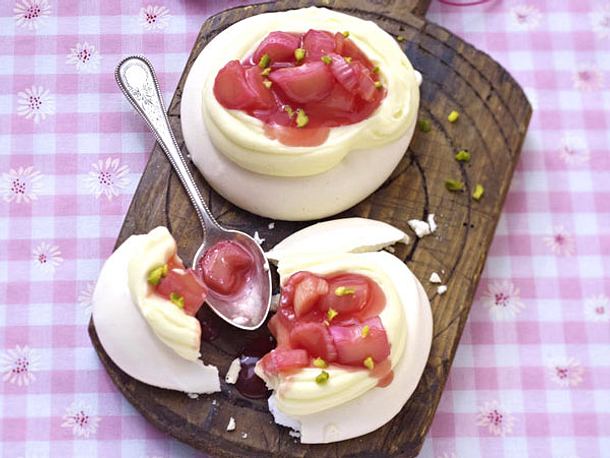 Mini-Rhabarber-Pavlovas Rezept Mini-Rhabarber-Pavlovas Rezept