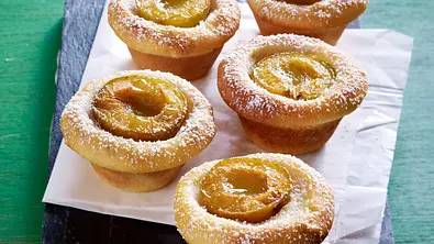 Mini-Rührteigkuchen mit Mirabellen und Cashewkernen Rezept - Foto: LECKER @ Bauer Media Group