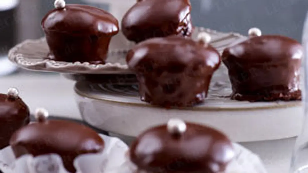 Mini Sacher-Törtchen Rezept - Foto: LECKER @ Bauer Media Group