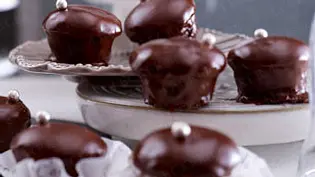 Mini Sacher-Törtchen Rezept - Foto: LECKER @ Bauer Media Group Mini Sacher-Törtchen Rezept - Foto: LECKER @ Bauer Media Group
