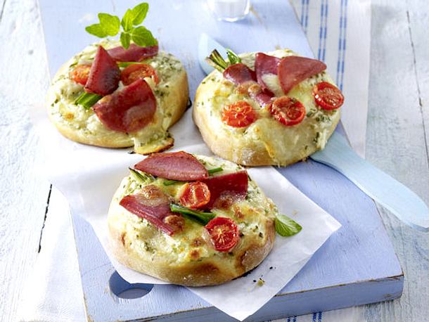 Mini-Salami-Pizzen mit Lauchzwiebeln und Tomaten Rezept