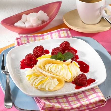 Mini-Schaumomeletts mit Mascarponecreme und marinierten Himbeeren Rezept Mini-Schaumomeletts mit Mascarponecreme und marinierten Himbeeren Rezept