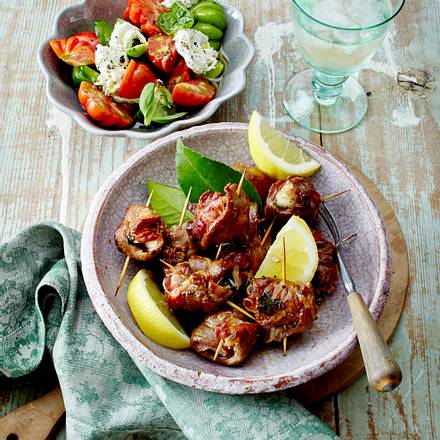 Mini-Schweinenacken-Rouladen mit Käse und Burrata-Tomatensalat Rezept