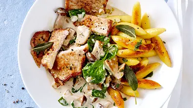 Mini-Schweineschnitzel und Pilze in Weißweinsoße Rezept - Foto: LECKER @ Bauer Media Group
