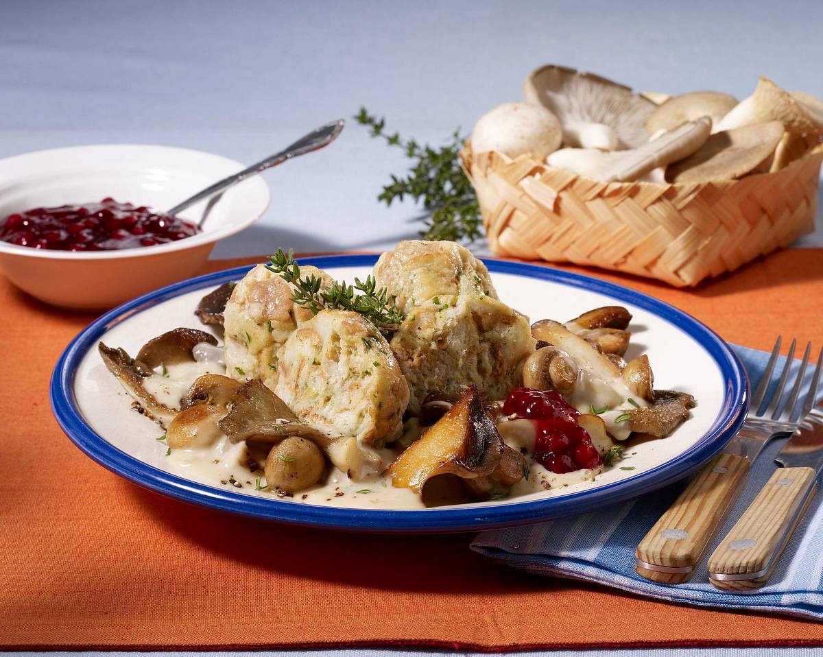 Mini-Semmelknödel mit leichtem Pilzragout Rezept