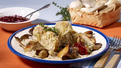 Mini-Semmelknödel mit leichtem Pilzragout Rezept - Foto: LECKER @ Bauer Media Group