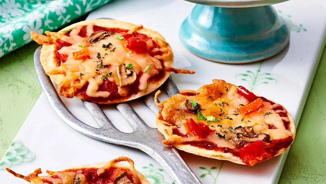 Mini-Tortilla-Pizzen zum Feierabend Rezept - Foto: LECKER @ Bauer Media Group Mini-Tortilla-Pizzen zum Feierabend Rezept - Foto: LECKER @ Bauer Media Group
