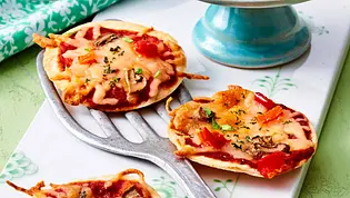 Mini-Tortilla-Pizzen zum Feierabend Rezept - Foto: LECKER @ Bauer Media Group Mini-Tortilla-Pizzen zum Feierabend Rezept - Foto: LECKER @ Bauer Media Group