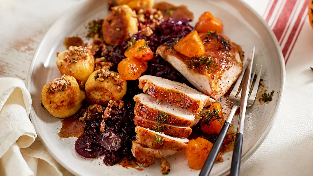 Mini-Turkey an Rotkohl und Knödeln Rezept - Foto: LECKER @ Bauer Media Group