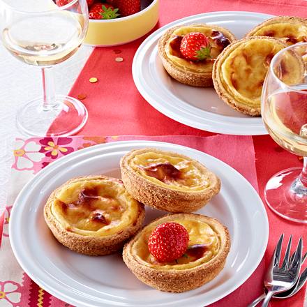 Mini-Vanille-Flan mit Erdbeeren Rezept Mini-Vanille-Flan mit Erdbeeren Rezept