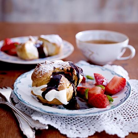 Mini-Windbeutel mit Vanillesahne und Schokosoße Rezept