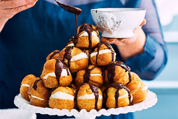 Mini-Windbeutel „Monte Bianco“ mit Espresso-Guss Rezept Mini-Windbeutel „Monte Bianco“ mit Espresso-Guss Rezept