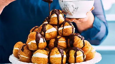 Mini-Windbeutel „Monte Bianco“ mit Espresso-Guss Rezept - Foto: LECKER @ Bauer Media Group