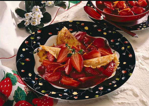 Minicrêpes mit Erdbeer-Rhabarberkompott Rezept Minicrêpes mit Erdbeer-Rhabarberkompott Rezept