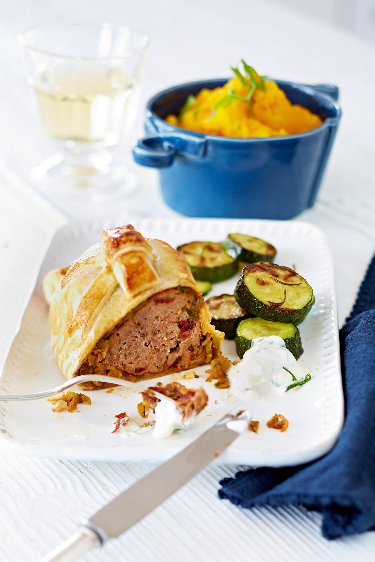 Minihackfilets Wellington mit Zucchinifarce im Blätterteigmantel und Kürbisstampf Rezept
