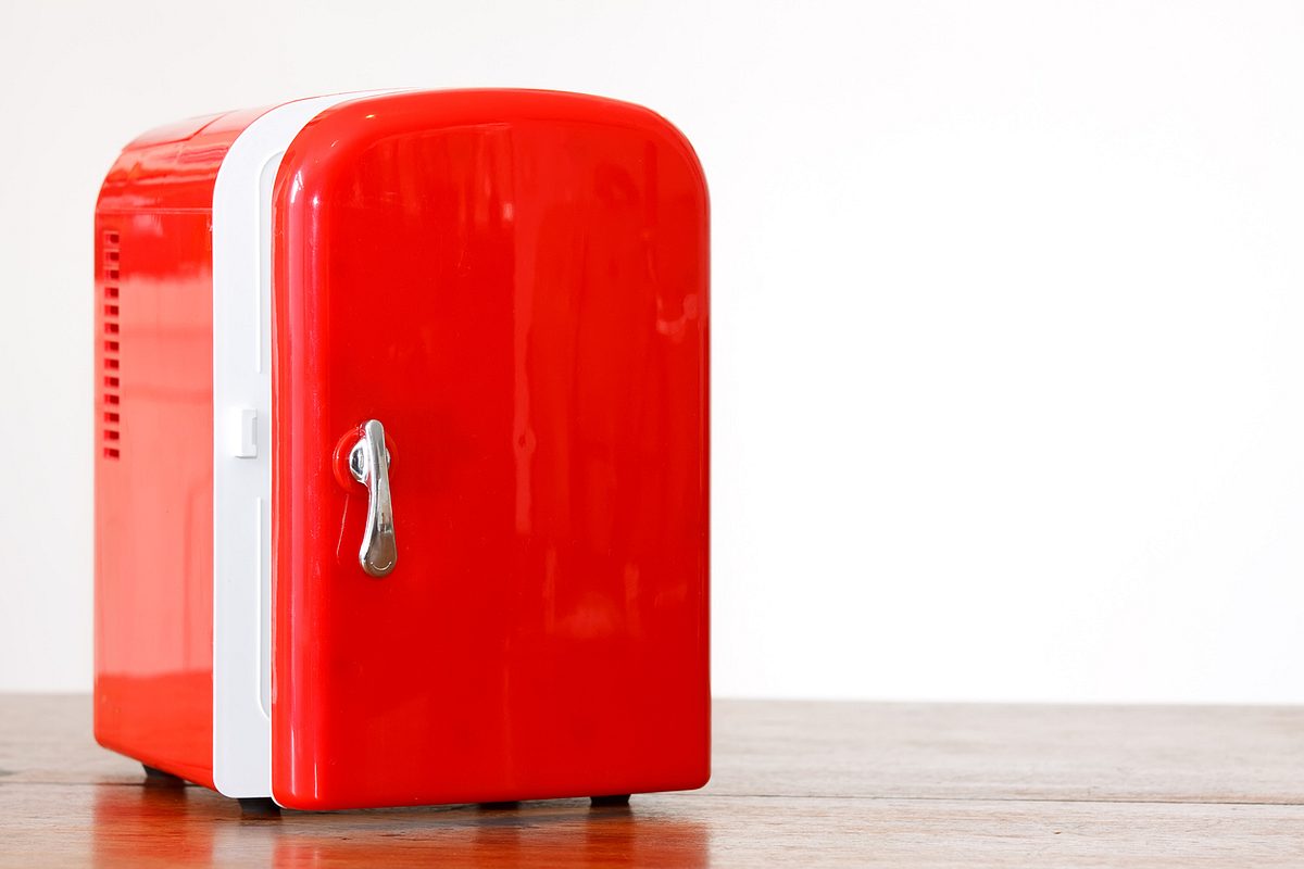 Ein Minikühlschrank im roten Vintage-Look