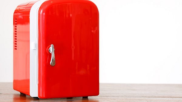 Ein Minikühlschrank im roten Vintage-Look - Foto: iStock/vofpalabra