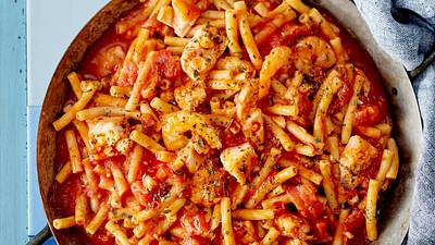 Minimakkaroni mit Lachs und Garnelen Rezept - Foto: House of Food / Bauer Food Experts KG
