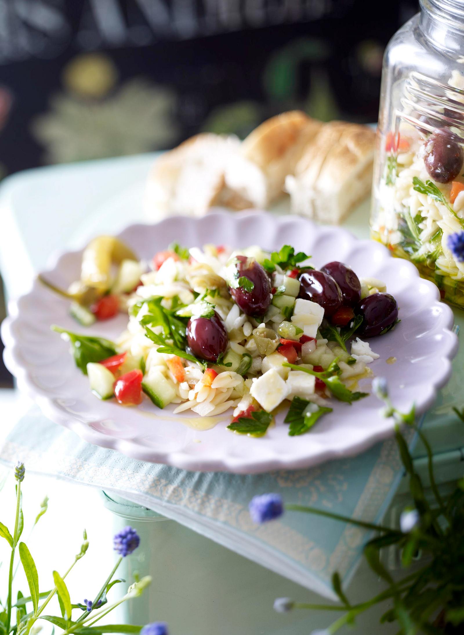 Mininudelsalat mit Feta und Zitronenvinaigrette Rezept | LECKER