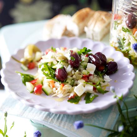 Mininudelsalat mit Feta und Zitronenvinaigrette Rezept Mininudelsalat mit Feta und Zitronenvinaigrette Rezept