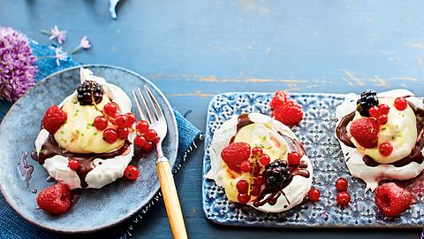 Minipavlovas mit bunten Beeren Rezept - Foto: House of Food / Bauer Food Experts KG