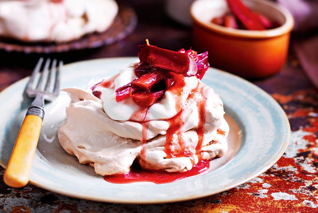 Minipavlovas mit Ofenrhabarber Rezept Minipavlovas mit Ofenrhabarber Rezept
