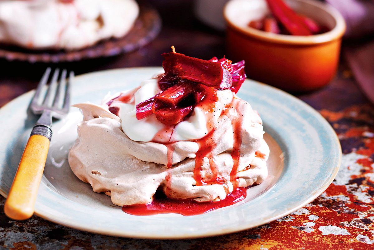 Minipavlovas mit Ofenrhabarber Rezept