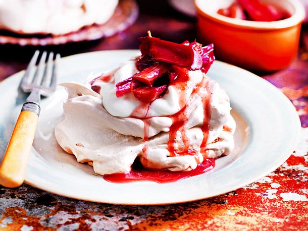 Minipavlovas mit Ofenrhabarber Rezept