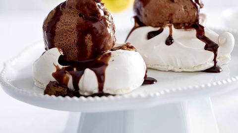 Minipavlovas mit Schoko-Malaga-Parfait Rezept - Foto: House of Food / Bauer Food Experts KG