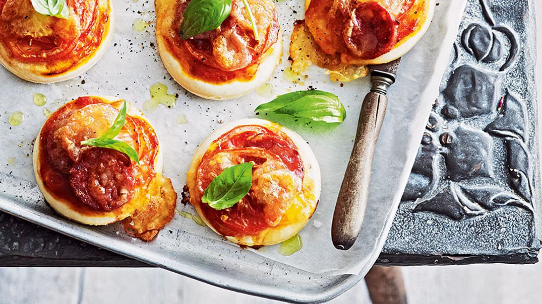 Minipizzas mit Salami Rezept - Foto: LECKER @ Bauer Media Group