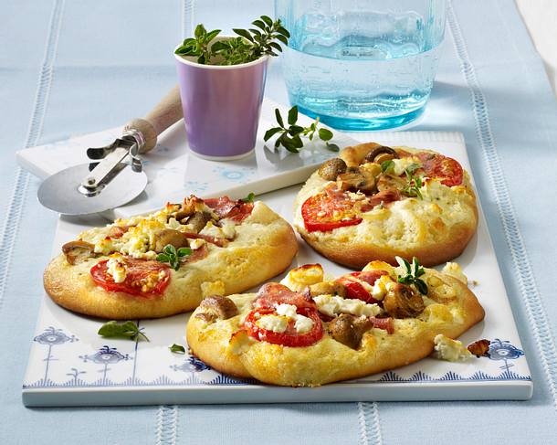 Minipizzas mit Salami & Champignons Rezept Minipizzas mit Salami & Champignons Rezept