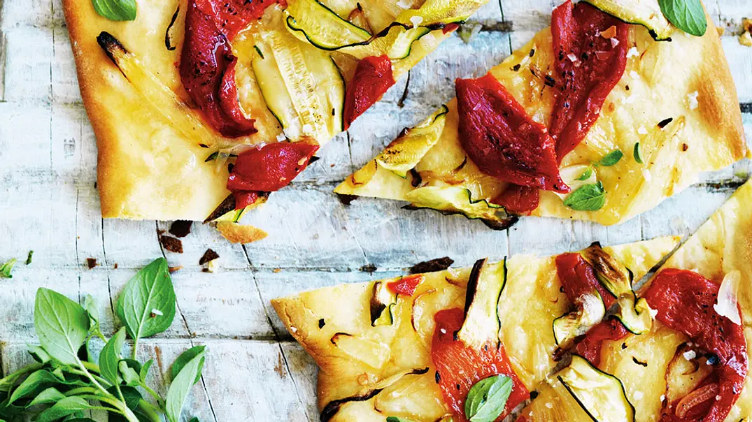 Minipizzas mit Zucchini und Röstpaprika Rezept - Foto: LECKER @ Bauer Media Group Minipizzas mit Zucchini und Röstpaprika Rezept - Foto: LECKER @ Bauer Media Group