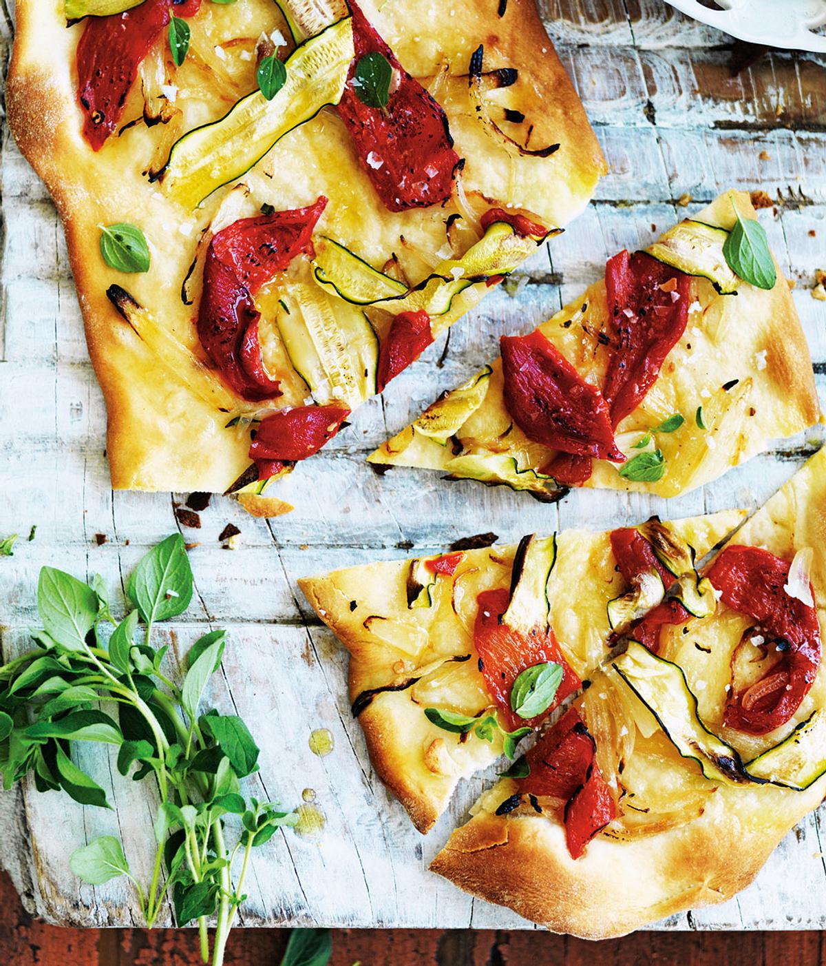 Minipizzas mit Zucchini und Röstpaprika Rezept