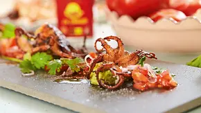 Minipulpo mit Avocadocreme und Tomaten Rezept - Foto: LECKER @ Bauer Media Group