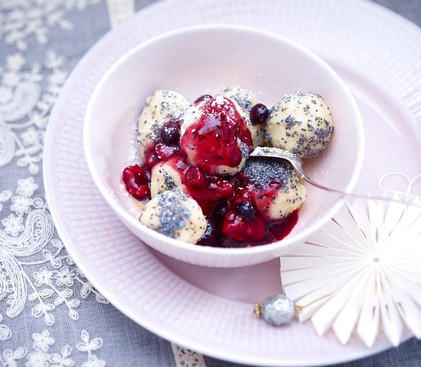Miniquarkknödel mit Mohn und Beerengrütze Rezept Miniquarkknödel mit Mohn und Beerengrütze Rezept