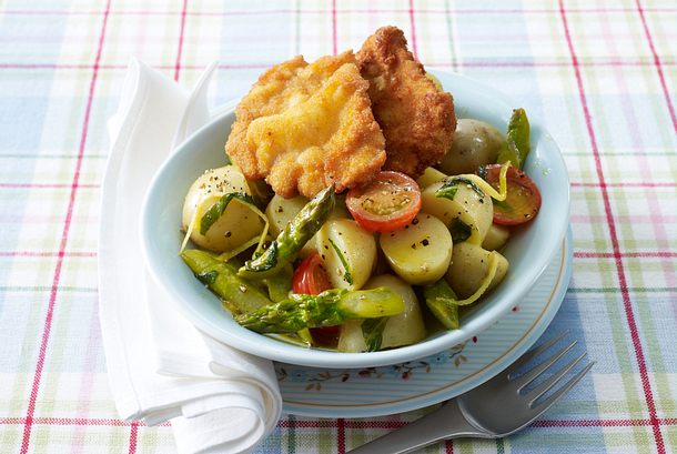 Minischnitzel auf Spargel-Kartoffelsalat Rezept Minischnitzel auf Spargel-Kartoffelsalat Rezept