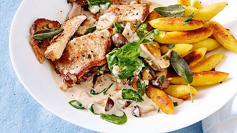 Minischnitzel in Pilzrahm Rezept - Foto: House of Food / Bauer Food Experts KG