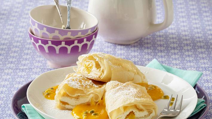 Ministrudel mit Mango-Quarkfüllung auf Mangopüree und Passionsfrucht Rezept - Foto: House of Food / Bauer Food Experts KG