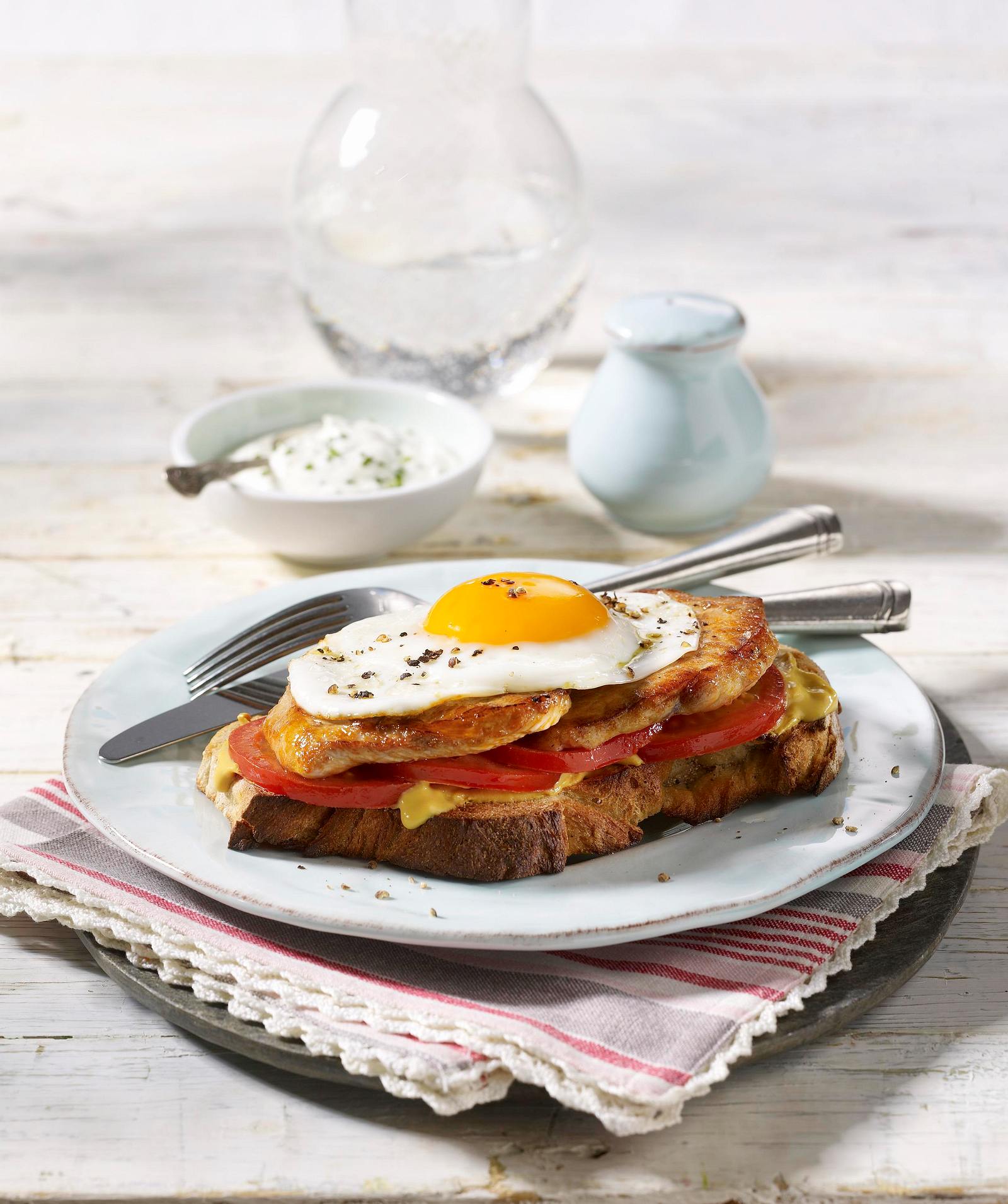 Minutensteak auf Bauernbrot mit Spiegelei Rezept | LECKER