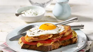 Minutensteak auf Bauernbrot mit Spiegelei Rezept - Foto: LECKER @ Bauer Media Group