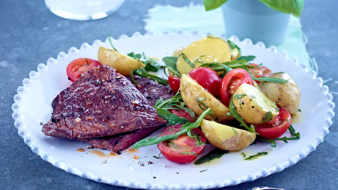 Minutensteak mit Kartoffel-Rauke-Salat Rezept - Foto: LECKER @ Bauer Media Group Minutensteak mit Kartoffel-Rauke-Salat Rezept - Foto: LECKER @ Bauer Media Group