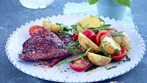 Minutensteak mit Kartoffel-Rauke-Salat Rezept - Foto: House of Food / Bauer Food Experts KG