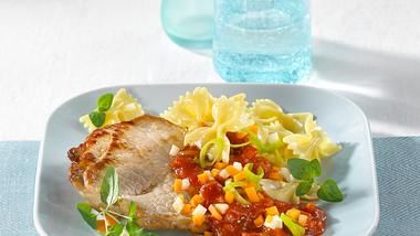 Minutensteaks mit Farfalle und Gemüse-Bolognese Rezept - Foto: House of Food / Bauer Food Experts KG